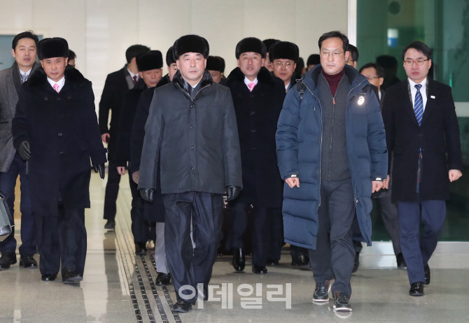 [포토]北 예술단 선발대 23명 경의선 육로로 南 도착