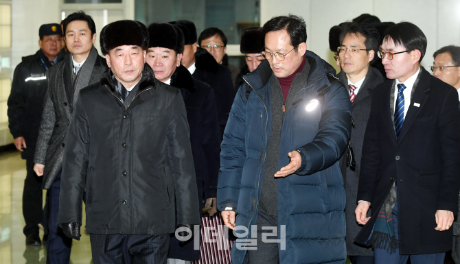 [포토]北 예술단 선발대, 경의선 육로로 南 도착