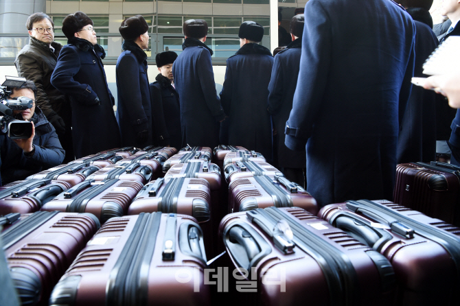 [포토]北 예술단 선발대, 南 도착