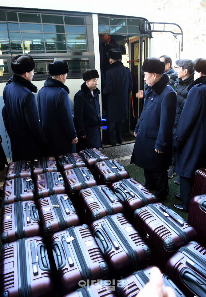 [포토]북한 예술단 선발대 23명, 南 도착
