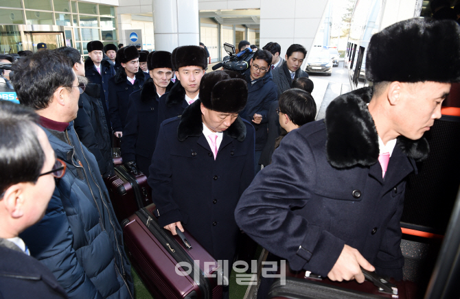 [포토]북한 예술단 선발대 23명, 남한 도착