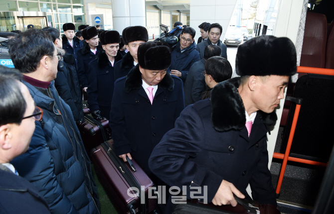 [포토]북한 예술단 선발대, 남한 도착