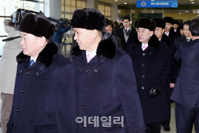 [포토]경의선 육로 통해 방남한 북한 예술단 선발대