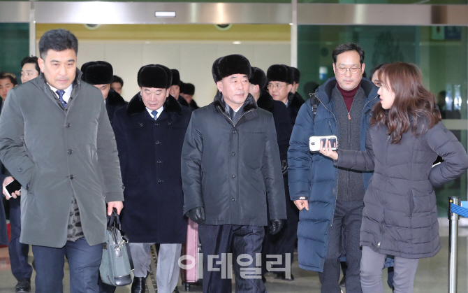[포토]취재진 질문받는 북한 예술단 선발대