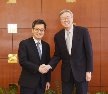 김동연, 오늘 대정부질문 참석..野 "가상화폐 물을 것"