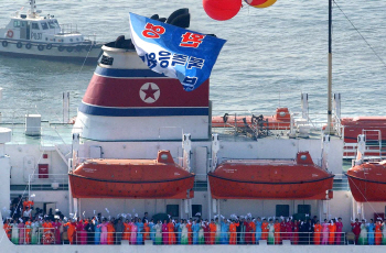 北예술단 태운 만경봉92호, 동해 해상경계선 통과..오후 5시 묵호항 입항