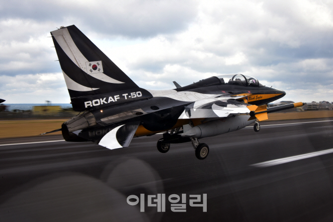 대한민국 국가대표 공군 '블랙이글스', 싱가포르 하늘 수놓다