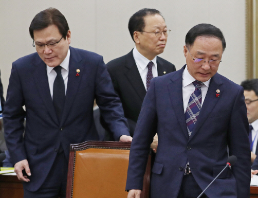 임시회 열렸는데 정무위 개점휴업… 위원장이 회의 미뤄