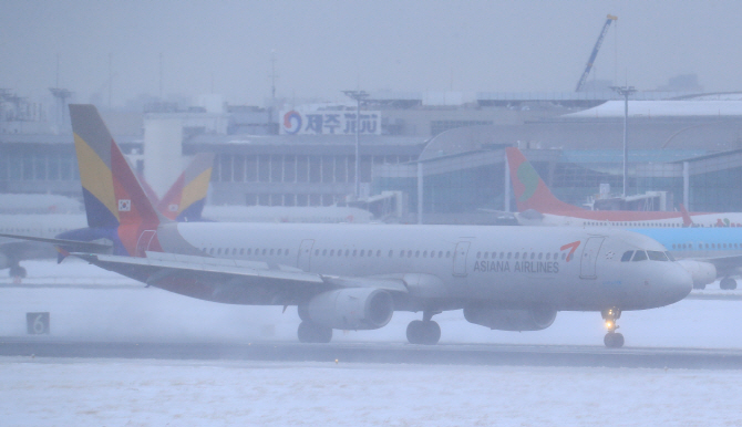 눈보라에 발묶인 제주공항 미탑승자 1000명…이날 모두 수송될 듯