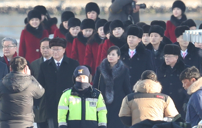 만경봉호 정박 이틀째, 모습 드러낸 현송월...北김여정 배웅 공개