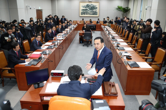 ‘與 법사위 퇴장’ 후폭풍…이번엔 한국당서 운영위 ‘보이콧’