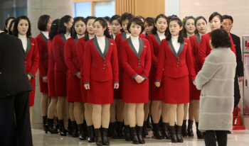 北응원단장, '통일사절단' 자임 "제2의 6·15시대 첫 걸음"