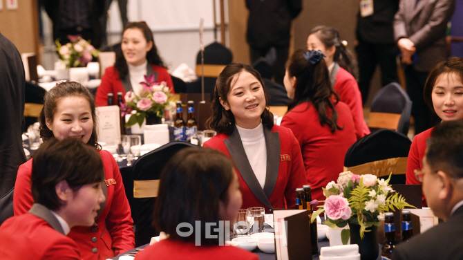 [포토]대화하는 북한 응원단 '미소'