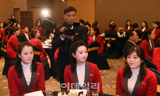 [포토]북한 응원단 취재하는 북측 기자