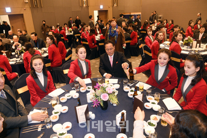 [포토]북한 응원단 '건배'