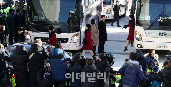 [포토]강릉 도착한 삼지연 관현악단 단원들