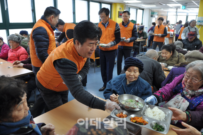 “어르신, 갈비탕 드세요”…코스콤, 설 명절 배식봉사