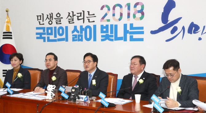 與 "한국당, 국회 보이콧…민생보복·상습 난폭운전"