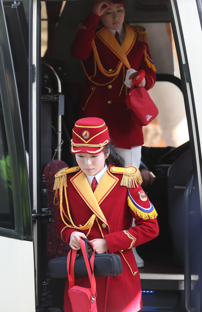 [포토] [올림픽] 북한 응원단 스피디움 숙소로 복귀