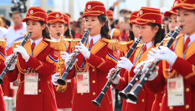 [포토] [올림픽] 선수단 응원 공연 펼치는 북한 취주악단