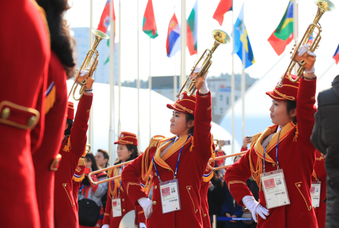 [포토] [올림픽] 악기를 들어보이며