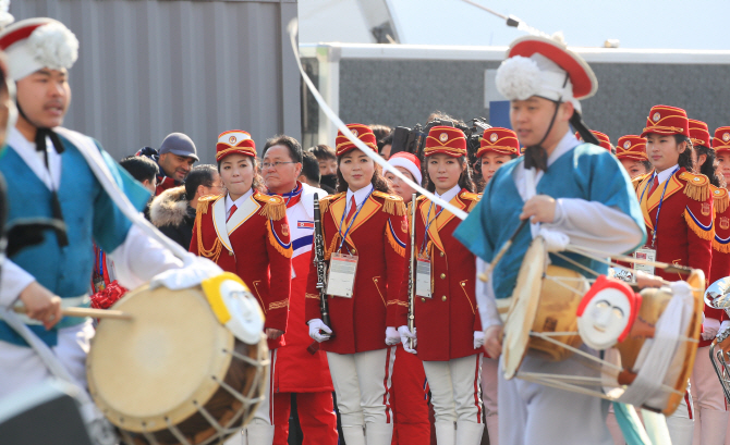 [포토] [올림픽] 대동한마당 공연 바라보는 북한 취주악단