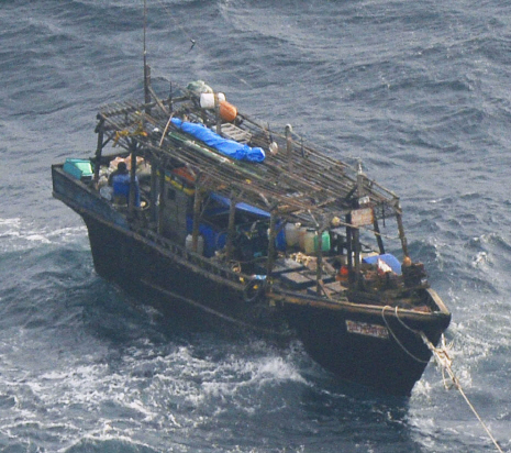 日 무인도서 발전기·TV 훔친 북한 선원 8명 강제 송환