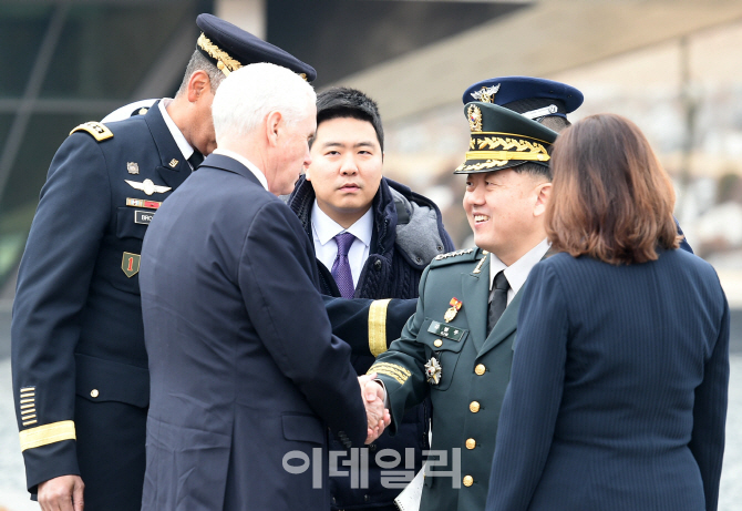 [포토] 김병주 부사령관 만난  펜스 미 부통령