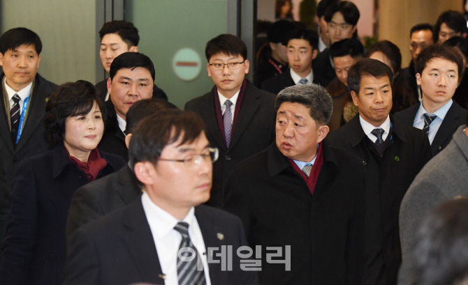 [포토]인천공항 도착한 北 고위급 대표단