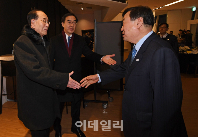 [포토]김영남 상임위원장에게 우리측 인사 소개하는 조명균 장관