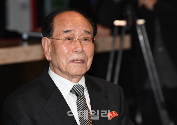 [포토]이야기 나누는 北 김영남 최고인민회의 상임위원장