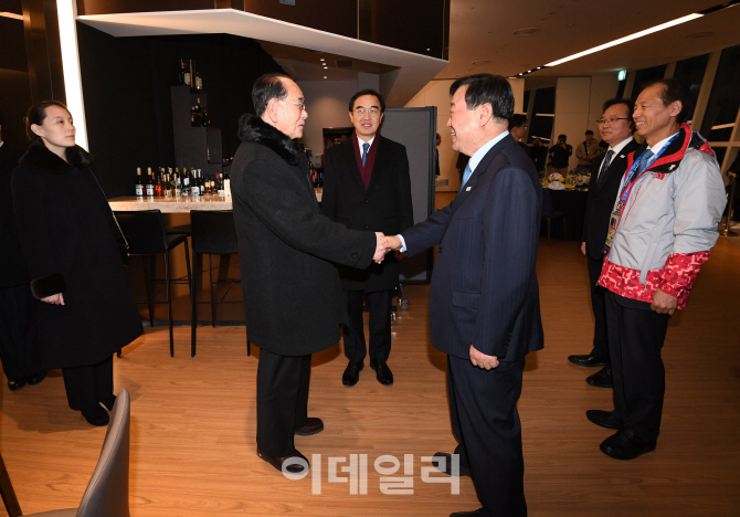 [포토]인사 나누는 이희범 위원장-北 김영남 상임위원장
