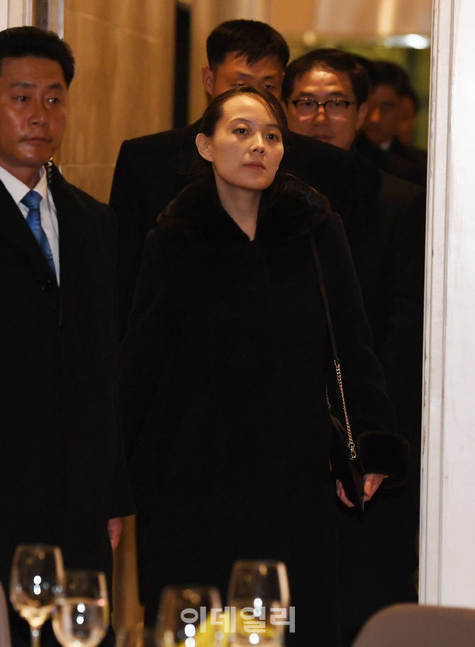[포토]만찬장 입장하는 김여정