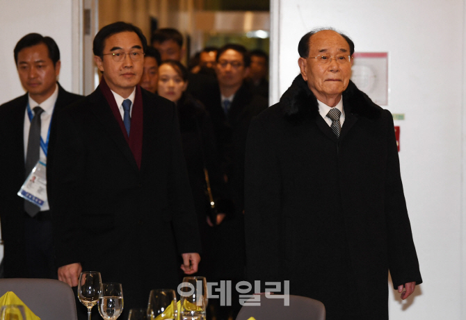 [포토]만찬장 입장하는 김영남 위원장