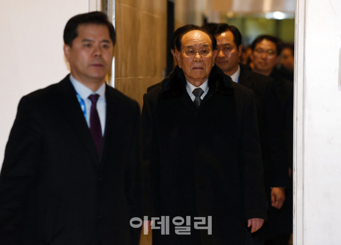 [포토]강릉 만찬장 입장하는 김영남 위원장
