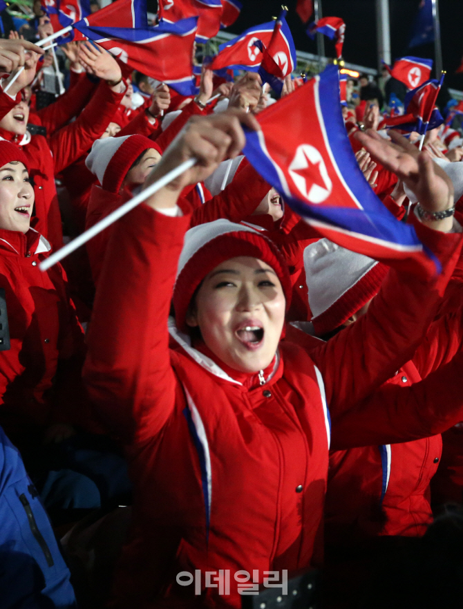 [포토]평창동계올림픽에서 인공기 흔드는 北 미녀 응원단