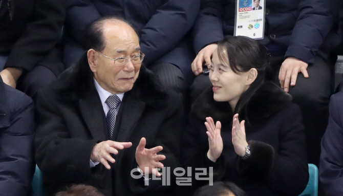 [포토]여자 아이스하키 경기 관람하는 김영남-김여정