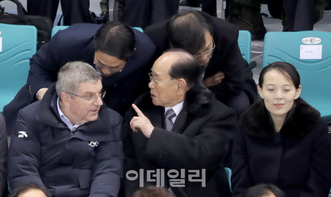 [포토]토마스 바흐 IOC위원장과 이야기 나누는 김영남 북한 최고인민회의 상임위원장