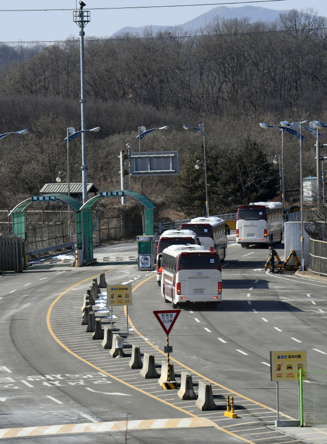 北예술단 떠나는데..‘평양시민’ 주장 김련희씨 “집에 보내달라”