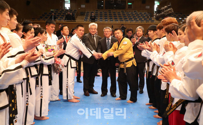 [포토]악수하는 남북 태권도 시범단 '수고하셨습니다'