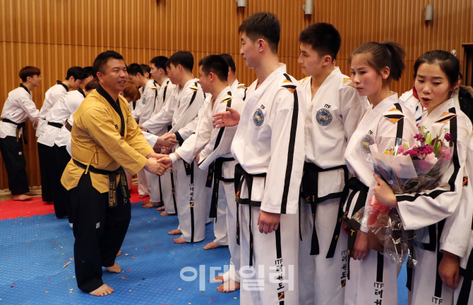 [포토]남북 태권도 시범단 '수고하셨습니다'