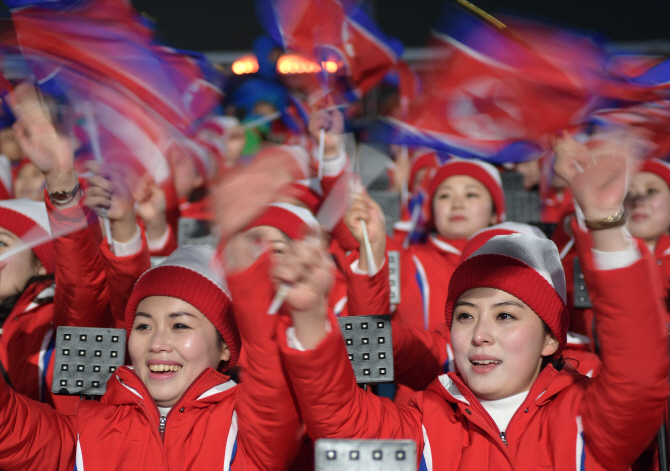 北응원단 "대북제재 완화 위한 新무기…치밀한 정치·외교 도구"