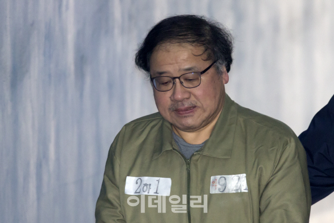 [포토]법정으로 향하는 안종범 전 수석