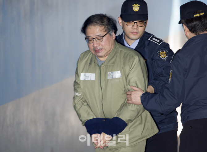 [포토]선고공판 출석하는 안종범 전 수석
