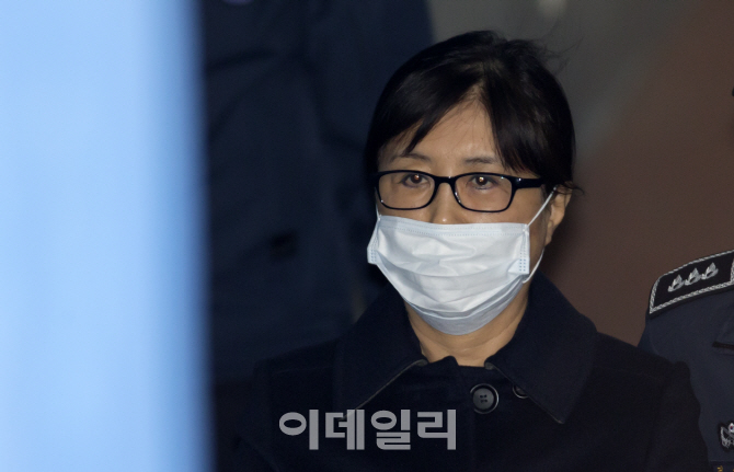 [포토]무표정으로 선고공판 출석하는 최순실