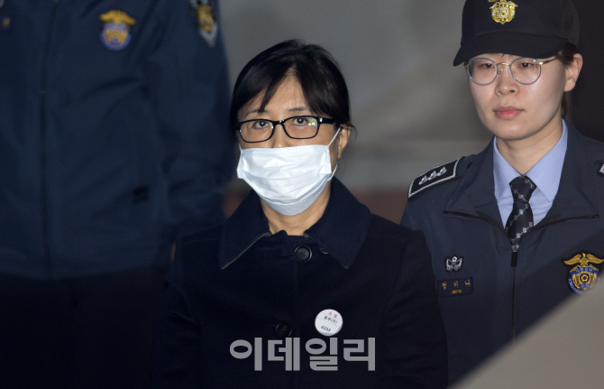 [포토]취재진 바라보는 최순실