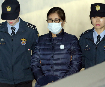 최순실 재판부 "朴, 신동빈과 독대서 K재단 추가지원 요구"(속보)