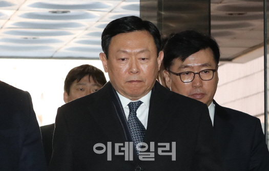 신동빈, 뇌물공여 혐의 ‘유죄’…징역2년 실형 선고(상보)