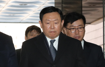 신동빈, 뇌물공여 혐의 ‘유죄’…징역2년 실형 선고(상보)