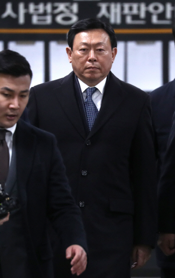 신동빈 ‘구속’…암운 드리운 롯데(종합)